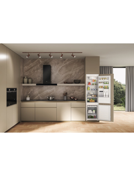 Встраиваемый холодильник Whirlpool WHC20D011B1