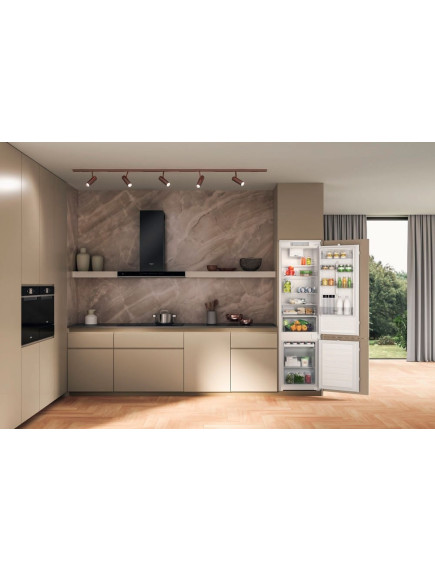 Встраиваемый холодильник Whirlpool WHC20D023B1SF