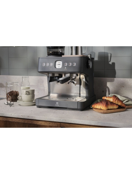 Кофеварка Electrolux E8EC1-8BP