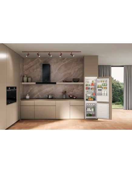 Встраиваемый холодильник Whirlpool WHC18D051A1